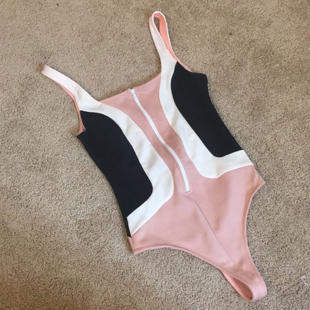 NEW FASHION NOVA BODY SUIT.